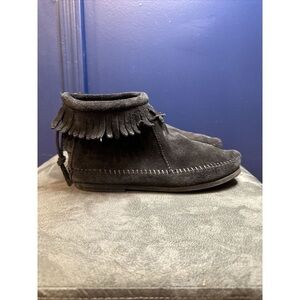 Women's Minnetonka Moccasins Size 4 Black‎